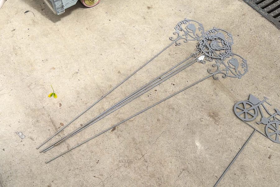 5 eiserne Gartenstecker